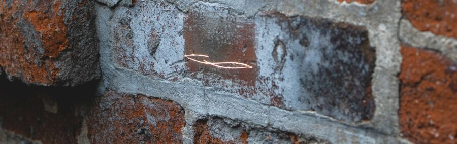 Graffitis entfernen auf Steinwand mit Laserstrahl