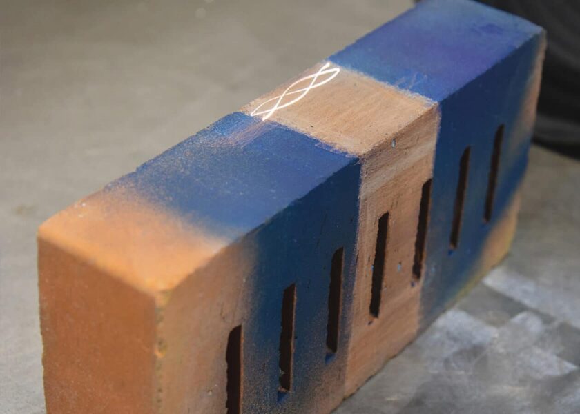 Mit Laserlicht Graffiti entfernen, Steinreinigung