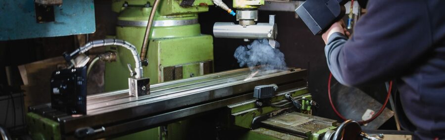 Maschinen mit Laser in der Werkstatt reinigen