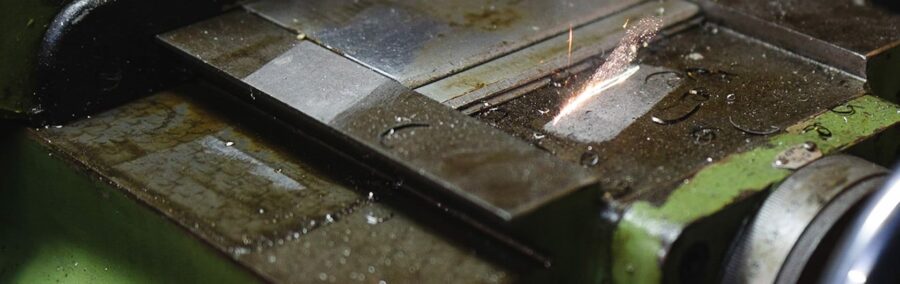 Öl-verschmutzte Maschine mit Laser reinigen