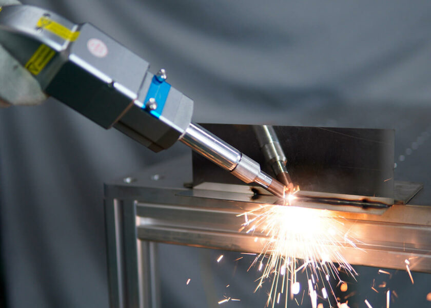 Bild eines Laserschweißgerätes beim Schweißen